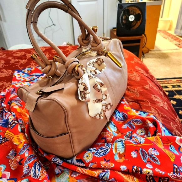 CHLOE Tan Shoulder Bag with Gold Accents - Picture 3 of 13